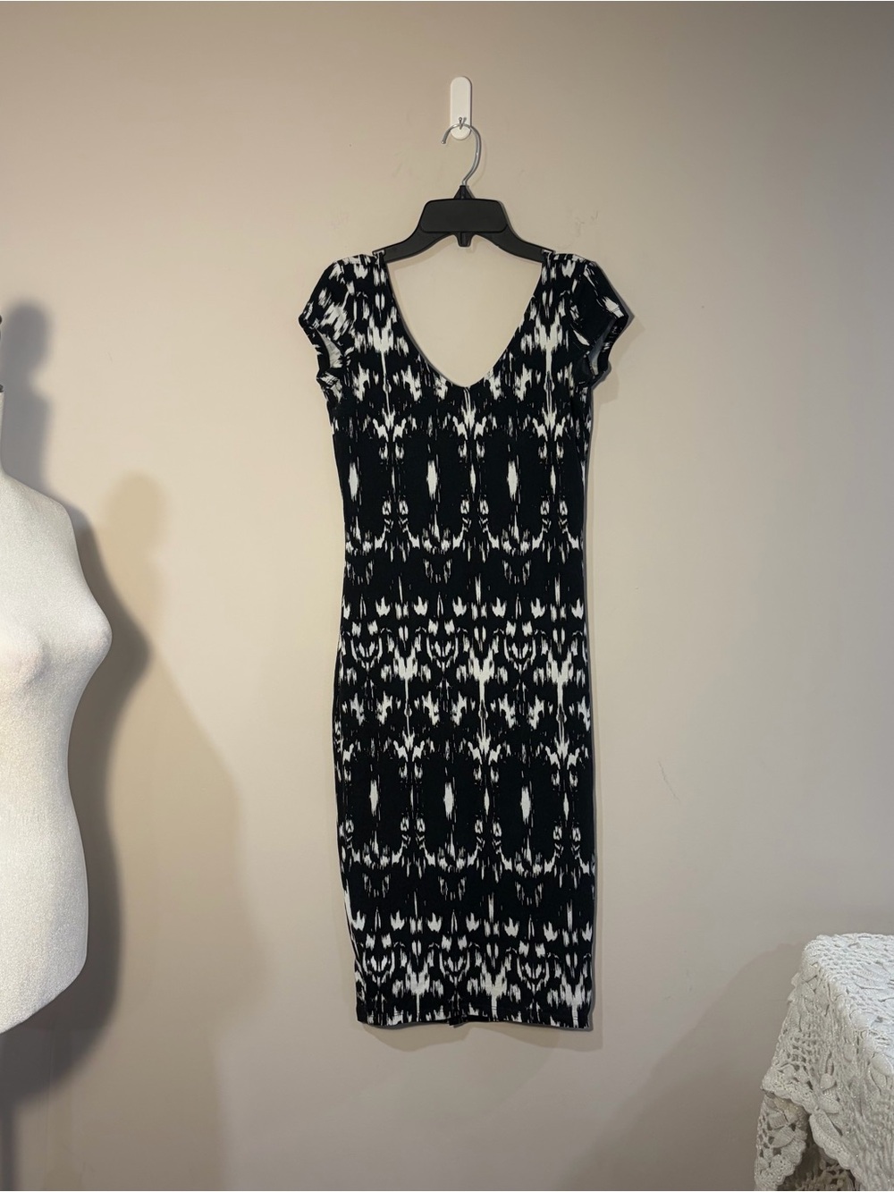 Dynamite Black & White Patterned V-Neck Midi Dress